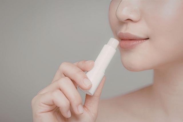 なぜ？「唇の皮むけが治らない」意外な原因